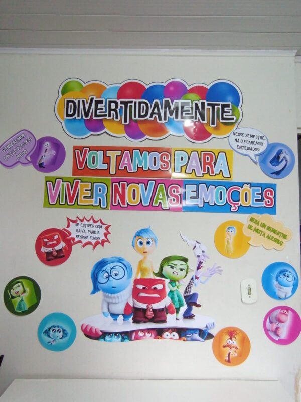 Painel de Volta às Aulas com o Tema do Filme Divertidamente! 🎉📚