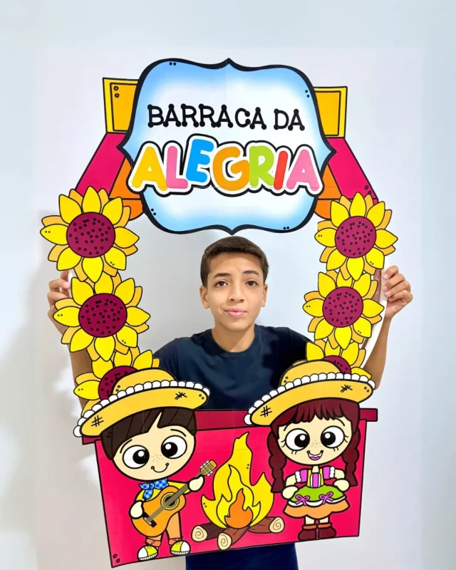 📸 ARRAIÁ QUE É BOM TEM FOTO DIVERTIDA, SÔ! 🎉🌽

Deixa sua Festa Junina ainda mais animada com a nossa Moldura Fotográfica temática! 😄💃🕺

🖼️ Tamanho GIGANTE pra caber todo mundo na pose:

📏 96cm de altura x 76cm de largura
✅ Vai prontinha pra imprimir (PDF não editável)
✅ É só montar e começar o clique!

🛒 Somente 5,00

🔗Para adquirir,  é só clicar no link da bio ou me chamar no direct 😉 

Perfeita pra criar memórias lindas e divertidas com alunos, amigos ou família! 💛

📲 Marca quem vai sair na foto com você nesse arraiá!

#FestaJunina #MolduraJunina #FotoDivertida #Arraiá2025 #DecoraçãoJunina #FestaNaEscola