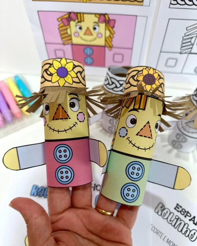🎨👩‍🌾 VAMOS BRINCAR DE FAZER ESPANTALHO? 🌽✨
Transforme o rolinho de papel higiênico em uma atividade super fofa e criativa com nosso Espantalho de Festa Junina! 🧻🧑‍🌾

Perfeito para crianças da Educação Infantil e séries iniciais do Fundamental! 💛
📌 O kit vai:
✅ Em versão colorida e para colorir
✅ Com vídeo tutorial de montagem
✅ Em PDF prontinho para imprimir (não editável)

✅️ Somente 4,00 reais

🌈 É aprender brincando e se divertindo com o clima junino!
Bora soltar a criatividade e deixar esse arraiá ainda mais especial? 💫

📣 Marca aquele(a) prof. ou mamãe que vai amar essa ideia!

#FestaJuninaNaEscola #EspantalhoJunino #ArtesanatoInfantil #EducaçãoCriativa #PDFParaImprimir #AtividadeJunina #ensinocomamor