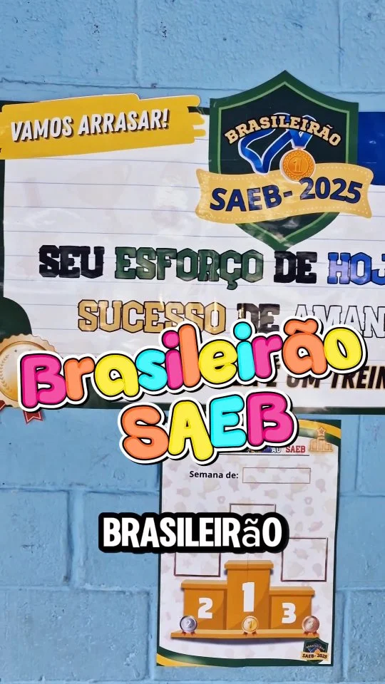 📣✨ CHEGOU O PAINEL – BRASILEIRÃO SAEB! ✨📣

🏆 A Secretaria da Educação preparou um material especial para apoiar nossas escolas na mobilização para o SAEB 2025.

📌 O que você vai encontrar no material?

✔️ Painel em 20 folhas A4 – para personalizar o espaço da escola e deixar o clima de campeonato no ar ⚽
✔️ Painel informativo (4 folhas A4) – com tudo sobre o SAEB e o Brasileirão SAEB 📖
✔️ Placas dos mascotes das turmas e times – cada sala entra em campo com seu craque favorito 🐦🎉
✔️ Painel de ranking semanal (4 ou 9 folhas A4) – para acompanhar o desempenho das turmas ao longo do “campeonato” 📊
✔️ Edição parcial no Canva – para adaptar ao estilo da sua escola e deixar o material ainda mais a sua cara 🖌️✨

🏆 Todo isso por apenas 12,00 reais. 

💡 O objetivo é motivar, engajar e transformar a preparação para o SAEB em uma grande torcida pelo aprendizado!

🚀 Agora é hora de vestir a camisa, juntar a equipe e marcar um golaço no Brasileirão SAEB 2025!

👉 Gostou? Marque aqui sua escola e já compartilhe essa novidade com a sua equipe!

#BrasileirãoSAEB #SAEB2025 #EducaçãoSP